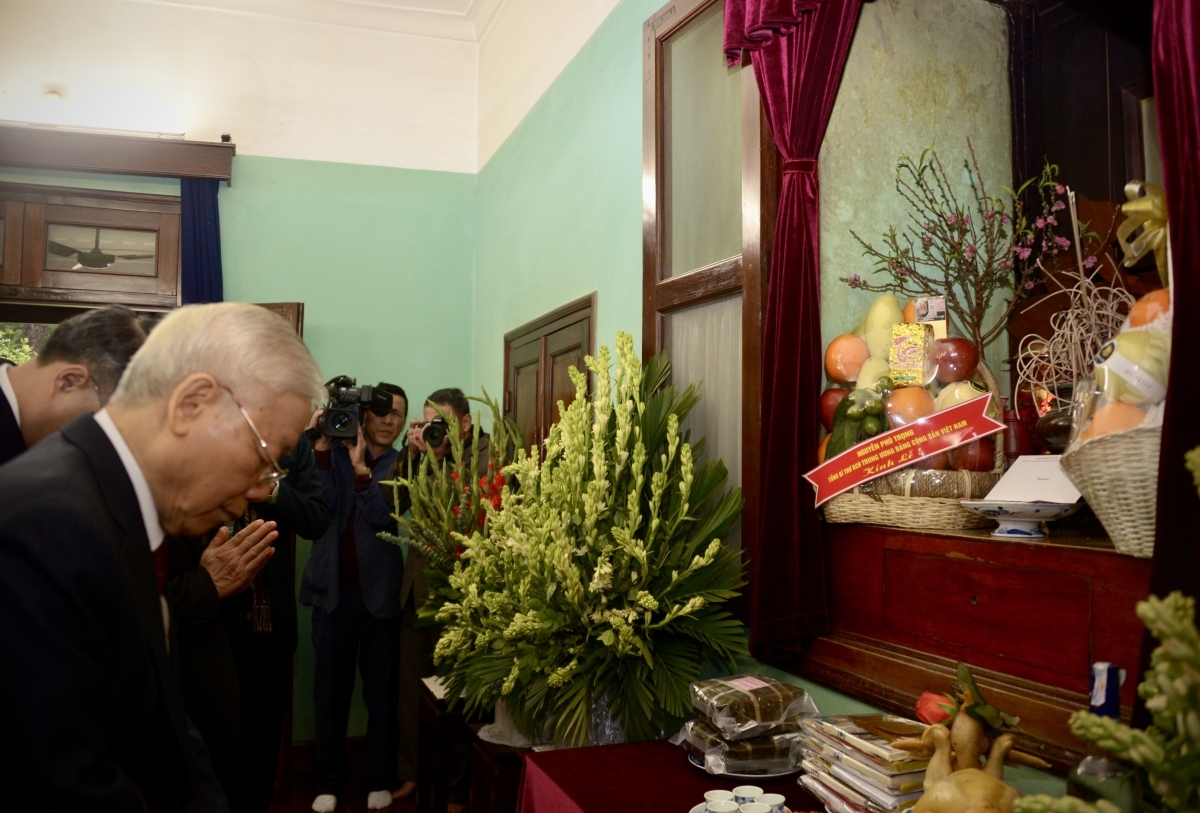 Party chief offers incense in commemoration of late President Ho Chi Minh